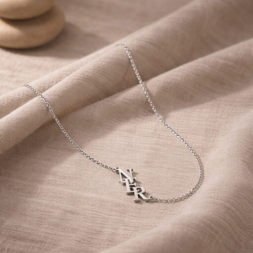 Collar monograma personalizado con tres iniciales