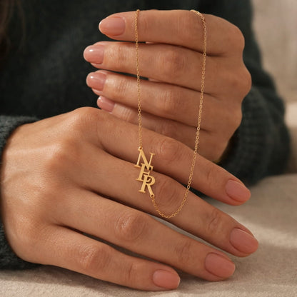 Collar monograma personalizado con tres iniciales