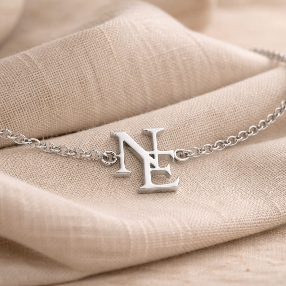 Pulsera con iniciales entrelazadas