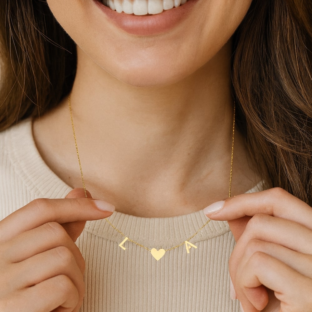 Collar corazón con iniciales – Dos letras para simbolizar vuestra unión
