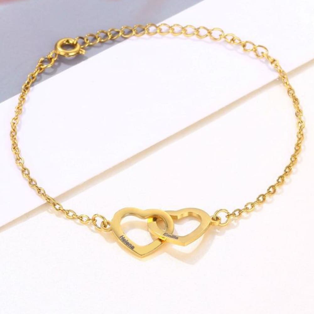 Pulsera con corazones entrelazados