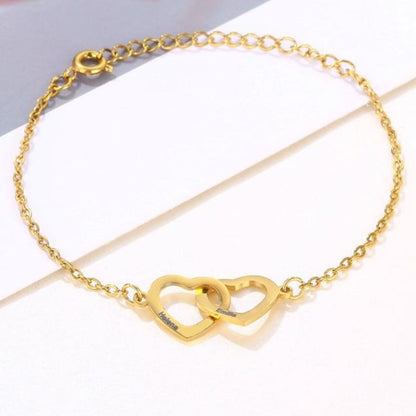 Pulsera con corazones entrelazados