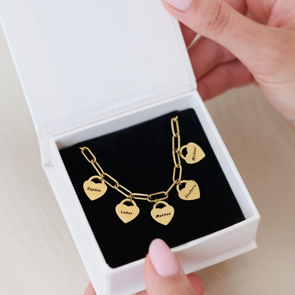Pulsera con colgantes corazón personalizados