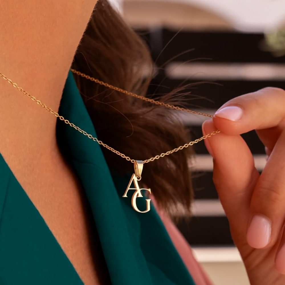 Collar con iniciales entrelazadas